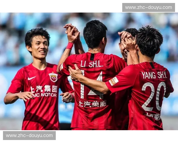 中超巅峰赤红之战：当广州恒大遇上上海上港，谁才是真正的王者？